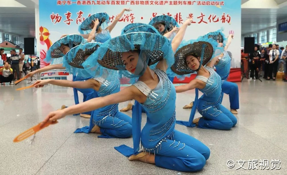 搭乘首發(fā)高鐵，海真珠珍珠粉抵達(dá)東方明珠